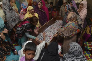 Pakistani rouwen om een slachtoffer van de  aanslag op 28 maart 2016 in Lahore (Pakistan). De aanslag was gericht op christenen, die net het Paasfeest vierden.