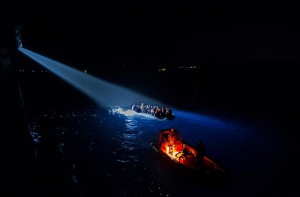 TURKIYE FOTO MUHABIRLERI DERNEGI'NIN DUZENLEDIGI TFMD YILIN BASIN FOTOGRAFLARI 2016 YARISMASINDA YILIN HABER FOTOGRAFI MANSIYON - TOLGA BOZOGLU, EPA. SAHIL GUVENLIK GEMISI UMUT, YUNANISTAN'A BOTLA GECMEYE CALISAN MULTECILERI YAKALIYOR.(fOTO:ANTALYA-DHA)