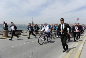 TURKIYE FOTO MUHABIRLERI DERNEGI'NIN DUZENLEDIGI TFMD YILIN BASIN FOTOGRAFLARI 2016 YARISMASINDA YILIN SIYASET FOTOGRAFI UCUNCUSU - OGUZ YETER, MILLIYET GAZETESI. CUMHURBASKANI ERDOGAN “51. CUMHURBASKANLIGI TURKIYE BISIKLET TURUO ETKINLIKLERININ BASIN TURUNA KATILDI. BISIKLETE BINEN CUMHURBASKANI ERDOGAN'IN HIZINA KORUMALARI YETISMEKTE GUCLUK CEKTI.(FOTO:ANTALYA-DHA)