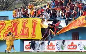 TURKIYE FOTO MUHABIRLERI DERNEGI'NIN DUZENLEDIGI TFMD YILIN BASIN FOTOGRAFLARI 2016 YARISMASINDA SPOR TOTO YILIN SPOR FOTOGRAFI UCUNCUSU - SEDAT YILMAZ, HABERTURK. PAZARSPOR-GOZTEPE MACI SIRASINDA YASANAN GOL SEVINCI SIRASINDA TRIBUNDEKI DEMIRLERE YUKLENEN TARAFTARLAR DEMIR KIRILINCA SAHAYA DUSTU. (FOTO:ANTALYA-DHA)