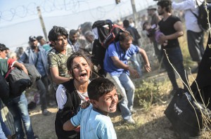 Türkiye Foto Muhabirleri Derneği'nin düzenlediği "TFMD Yılın Basın Fotoğrafları 2016" yarışmasının sonuçları açıklandı. Yılın Foto Röportajı dalında birinciliği, Tel Abyad'dan gelerek Akçakale sınırı aşıp Türkiye'ye sığınan Suriyeliler fotoğraflarıyla AFP'den Bülent Kılıç elde etti. ( AFP / Bülent Kılıç - Anadolu Ajansı )