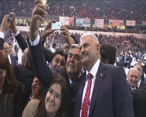 BInali Yildirim, de nieuwe premier van Turkije, neemt een selfie met zijn fans.