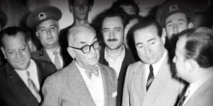 Link: Celal Bayar (President van Turkije vanaf 22 mei 1950 – 27 May 1960) Rechts: Adnan Menderes (Premier van Turkije vanaf 22 mei 1950 –27 mei 1960)