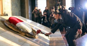 Aziz Sancar bij het mausoleum van Ataturk