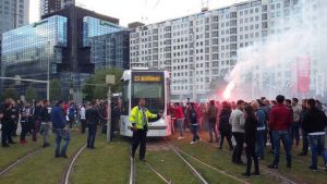 Supporters van Besiktas vieren feest op Hofplein in Rotterdam © AD - Adrianne de Koning.