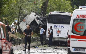 Agenten zetten de plaats van de aanslag af, in het centrum van Istanbul. Foto: Osman Orsal / Reuters 