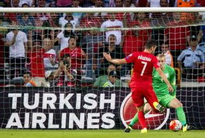 Oguzhan Ozyakup verschalkt Jasper Cillessen met een wippertje: 1-0. Foto: ANP