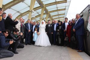 0x0-first-couple-ties-the-knot-at-istanbul-metro-station-1477827832975