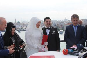 0x0-first-couple-ties-the-knot-at-istanbul-metro-station-1477827856057