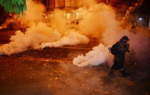 De politie gebruikte pepperspray bij een betoging in Portland. 