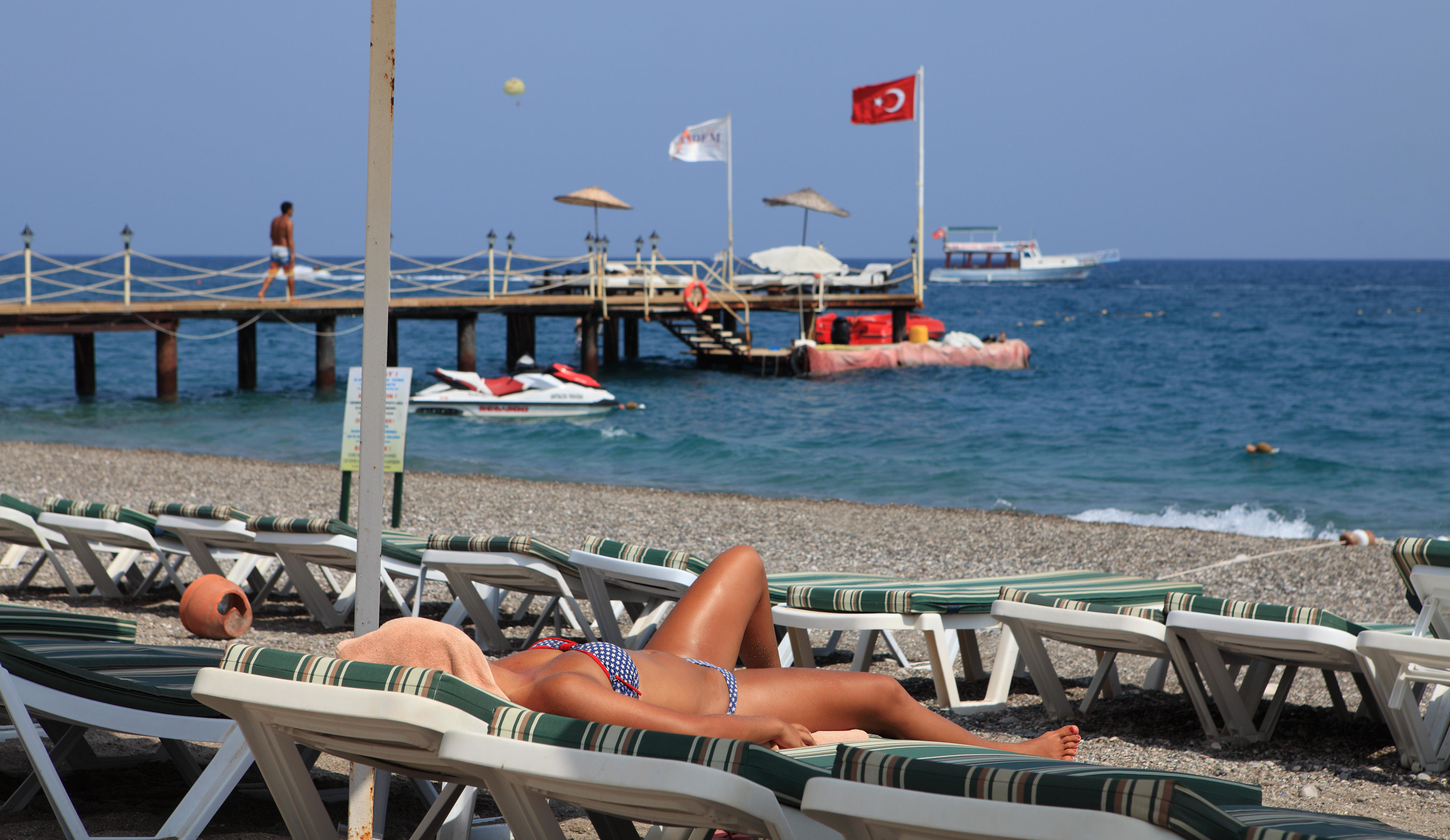 Турция отдых опасно. Кемер девушки на пляже. Турция нетуристические места. Туристки в Турции. Анталья лежаки.